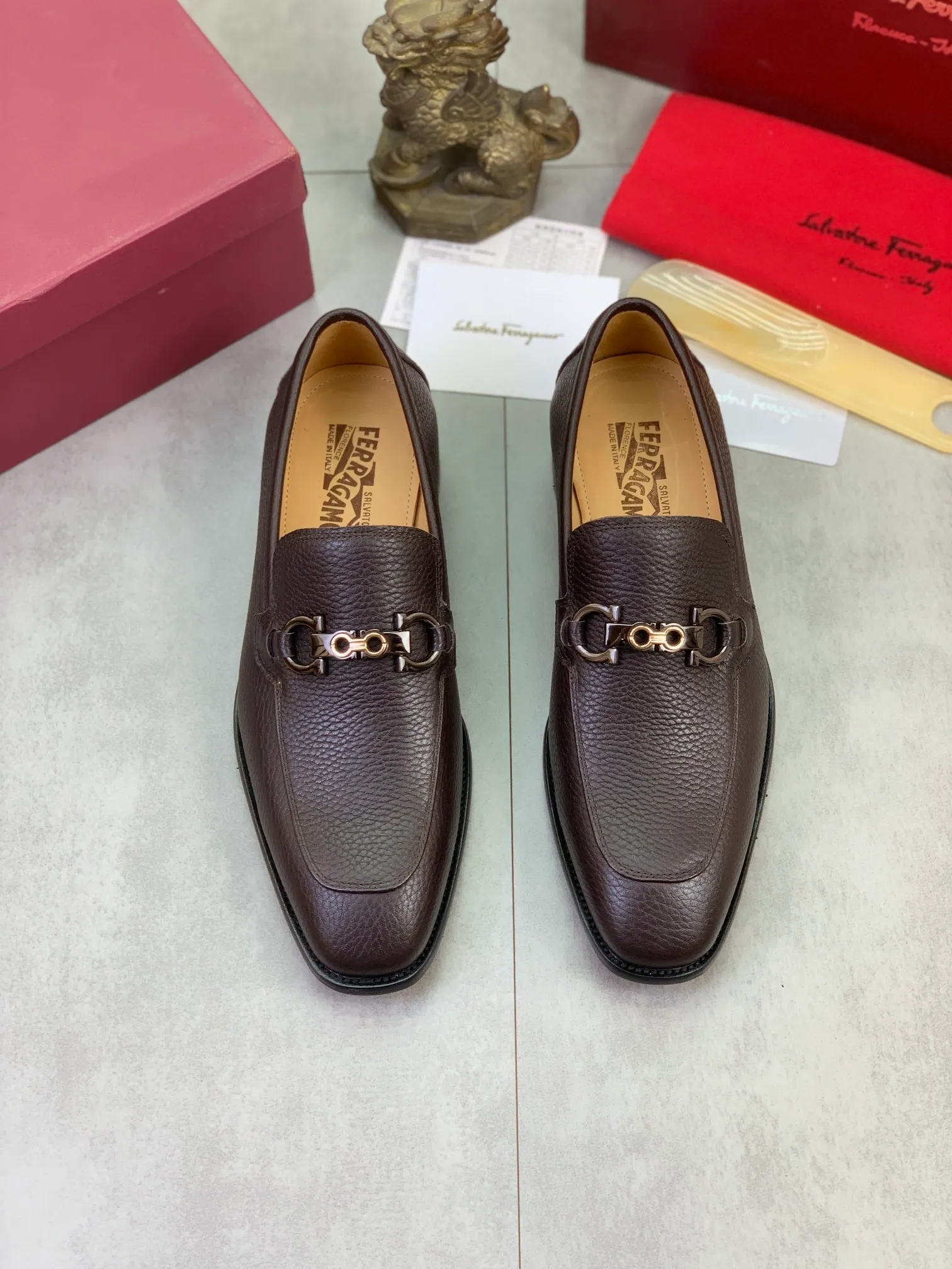 Men's Men's Shoes 💰P460💰[New Style] Water-dyed Niuli 🆘[Salvatore Ferragamo] Ferragamo's latest casual business leather shoes for men! Available at counters simultaneously! The fabric is made of specially imported original pebbled calfskin, and the lining is made of imported water-dyed cowhide. It is absolutely luxurious and leads the fashion trend. Matching code: 38-47 black and brown optional